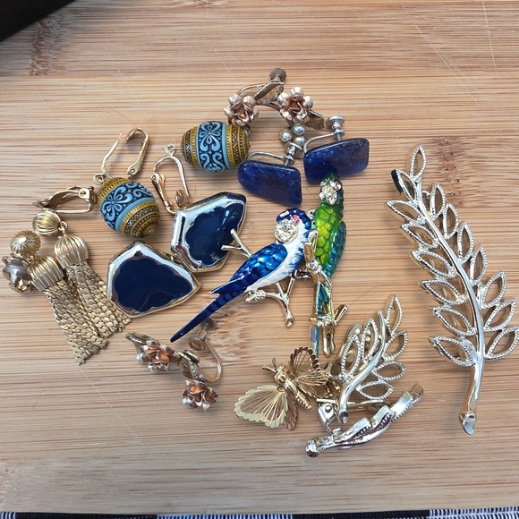 *Final Price* Huge Tray Assortment Lot Vintage Brooches & Earrings Bundle Estate - Picture 8 of 15
